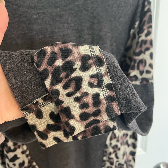 NWT Easel Two Tone Plush Pullover - Picture 2 of 6